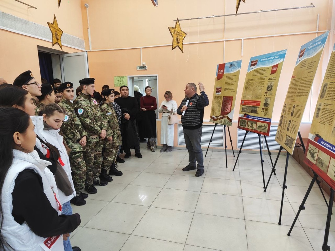 Члены патриотического клуба «Вымпел» и волонтёрского движения «Здоровое поколение» МБОУ «Боханская СОШ №1» посетили мероприятие «Сибирская военная летопись».